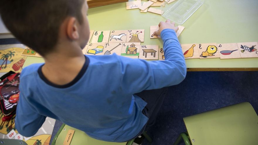 La Xunta de Galicia cierra cuatro escuelas unitarias para el próximo curso y se escuda en la "falta de alumnos"