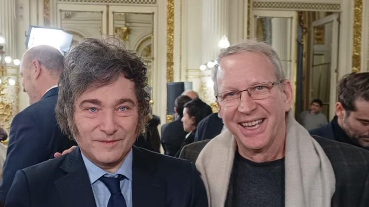 Calros Pirovano, titular del INCAA, en una imagen de archivo junto al presidente Javier Milei.