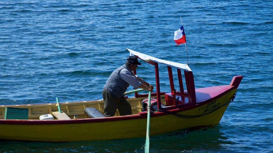Un pescador rema en las aguas del Lago Llanquihue.