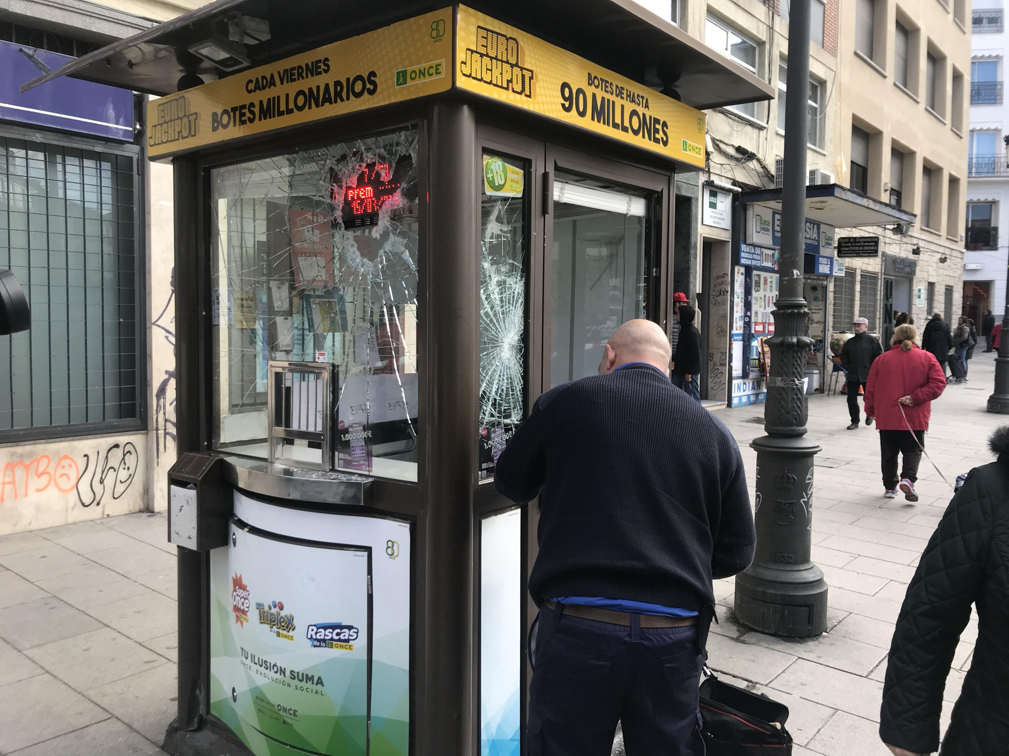 Un vendedor de cupones de la ONCE reabre su kiosko en Lavapiés.