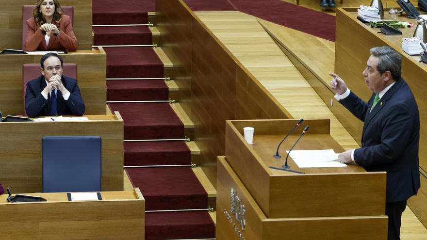 Juanfran Pérez Llorca atiende a la intervención del síndic de Vox, José María Llanos, durante el pleno celebrado este jueves.