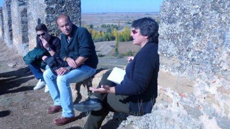 Margarita F. Mier, a la dcha., con los alumnos de un master en el Castillo de Cea.