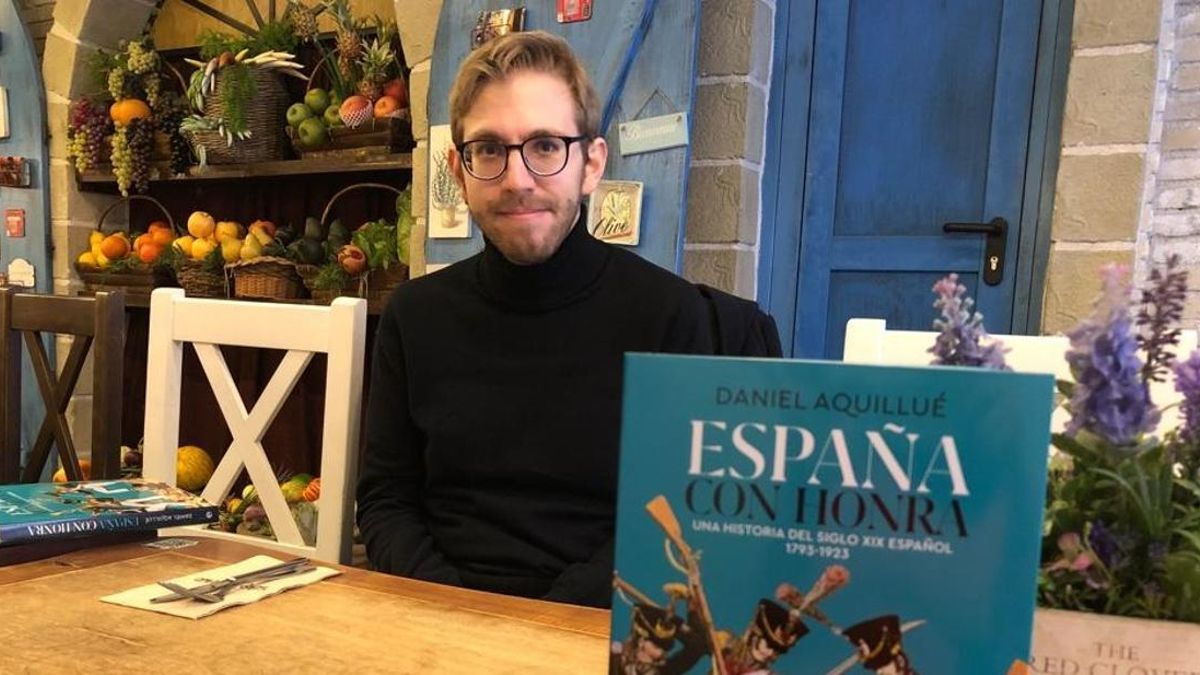 El historiador Daniel Aquillué con su libro 'España con Honra'.