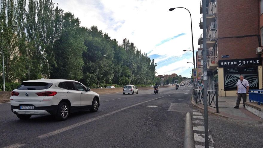 Salida de la A-5 a su paso por el barrio de Batán