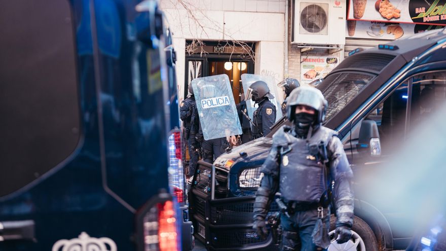 Efectivos policiales en el desahucio de Carabanchel.