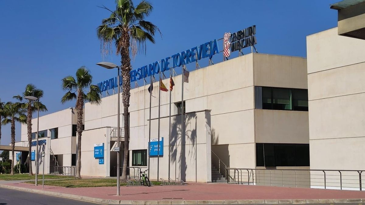 Un incendio en el hospital de Torrevieja deja un herido por quemaduras y varios afectados por inhalación