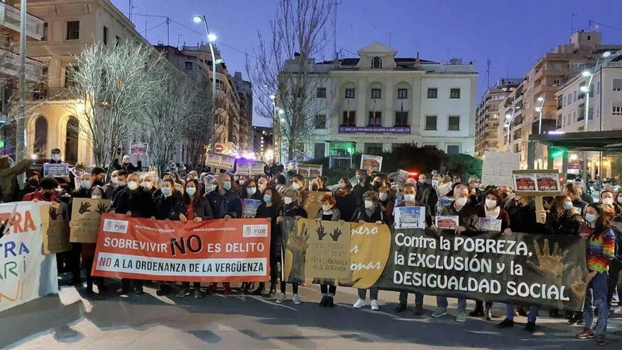 La oposición y colectivos sociales protestan contra la ordenanza aporófoba de Alicante