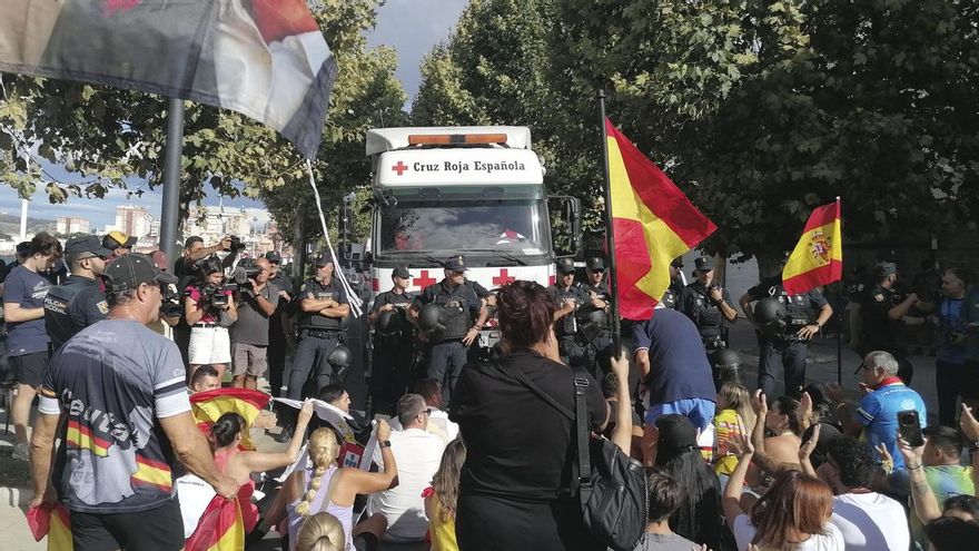 Ciudadanos impiden el acceso a miembros de Cruz Roja para entregar alimentos a los migrantes en la playa del Trampolín, este jueves en Ceuta. EFE/Reduan