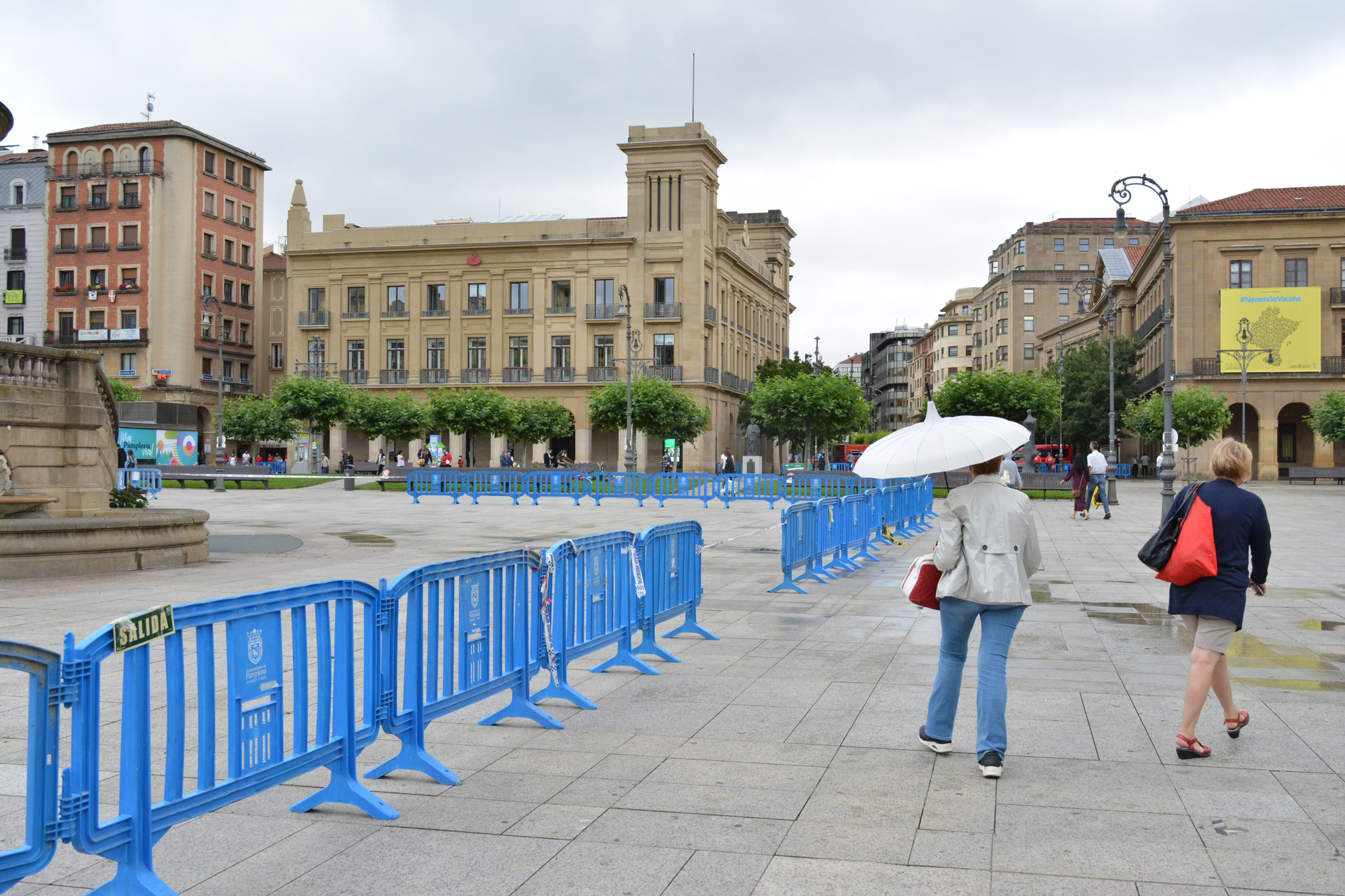 Dos personas caminan por la plaza del Casillo de Pamplona el 6 de julio