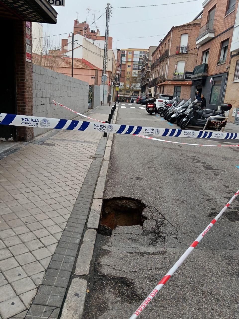 El precinto del socavón mantiene la calle cortada