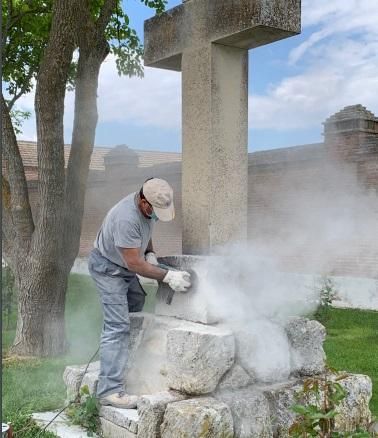 Un operario retira la inscripción con simbología franquista en un monumento de Méntrida (Toledo)