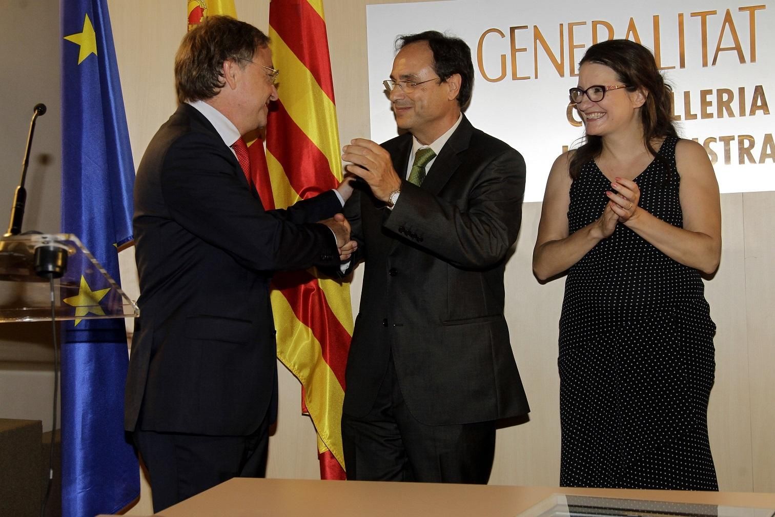 Juan Carlos Moragues oficializa con su sucesor, Vicent Soler, el traspaso de poderes junto a Mónica Oltra