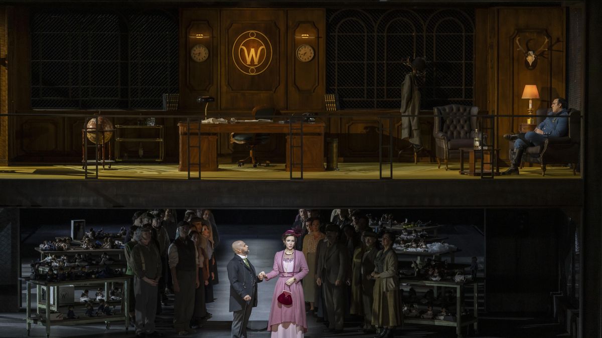 El despacho de Walter en el nivel superior y abajo el taller.