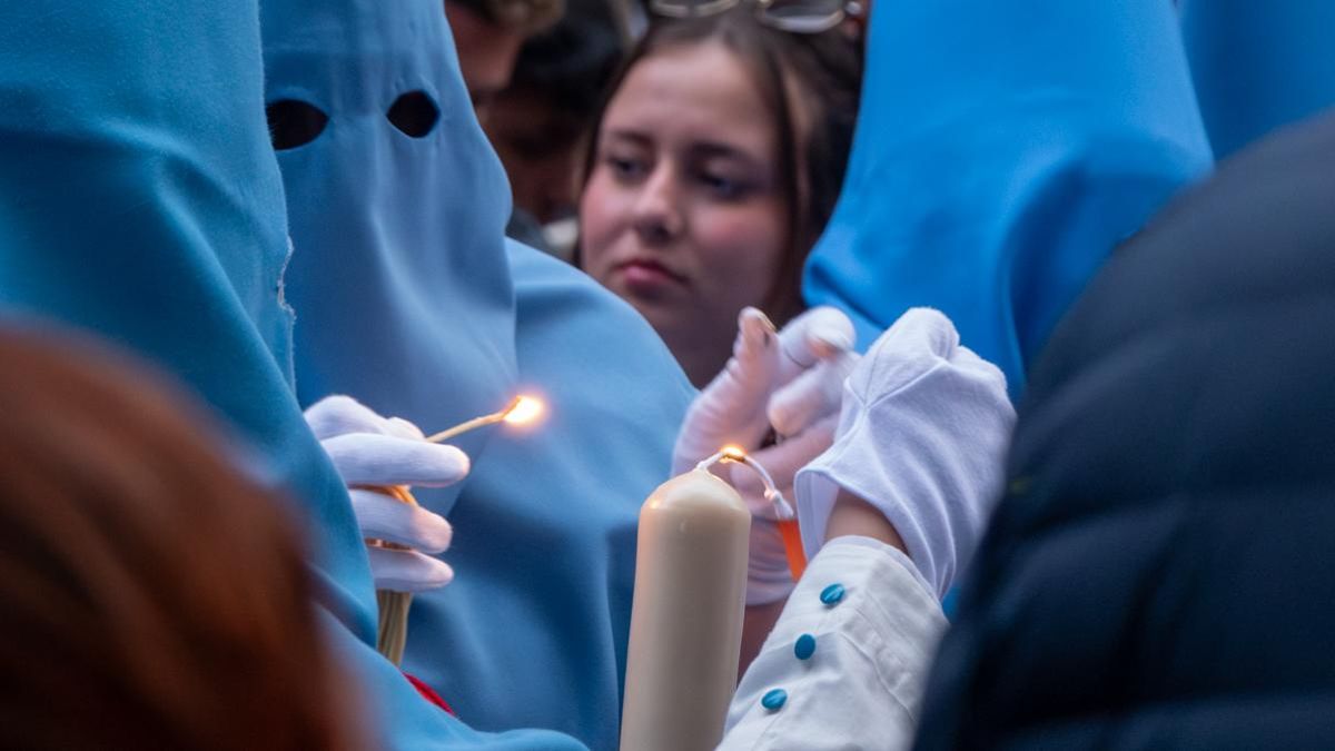 Diputado de San Esteban encendiendo un cirio en la plaza de San Pedro