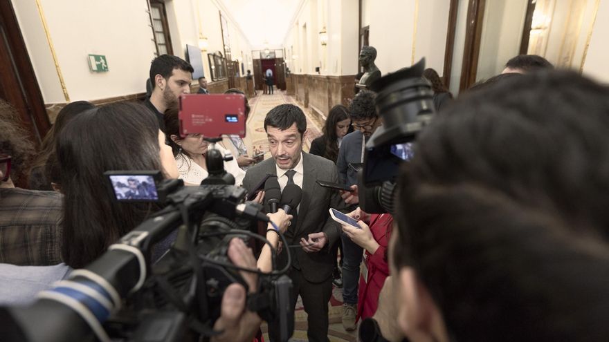 El ministro de Consumo, Pablo Bustinduy, durante una sesión plenaria en el Congreso, a 22 de abril de 2026, en Madrid (España).