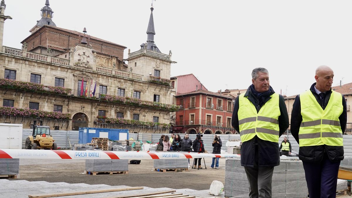 El alcalde de León, José Antonio Diez, en las obras de la Plaza Mayor.
