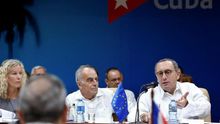 Fotgrafía toamda en abril de 2019 en la que se registró al director general de Cooperación Internacional y Desarrollo de la Comisión Europea, Stefano Manservisi (d), durante el primer diálogo sobre desarrollo sostenible Cuba-Unión Europea (UE), en La Habana (Cuba).