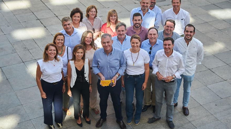José Luis Sanz, con parte de su equipo de trabajo.