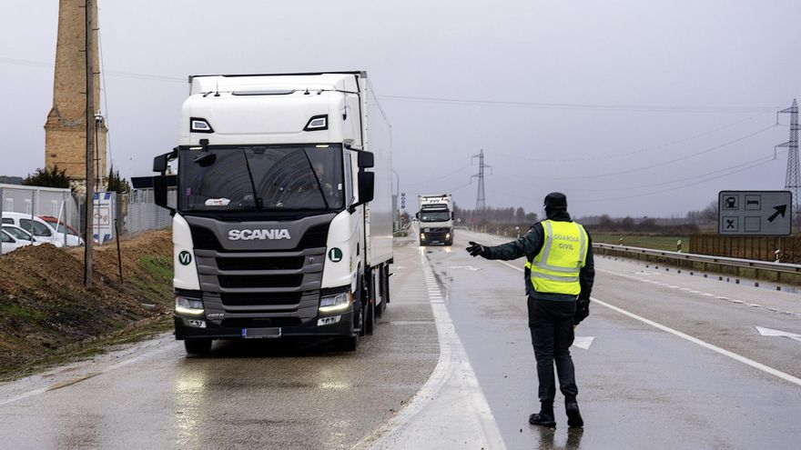 La Guardia Civil para a camiones y vehículos pesados en la N-122 PK 158 en Vadocondes sentido Soria, con motivo del temporal. La borrasca Ingrid ha afectado especialmente este viernes a Castilla y León, con 3.300 alumnos que se han quedado sin clase en las provincia de León y Zamora, las más afectadas hasta las 15.30 horas de este viernes, con más de 1.600 camiones embolsados en ambos territorios y una docena de tramos de carreteras por las que no se puede circular sin cadenas. EFE/ Paco Santamaría