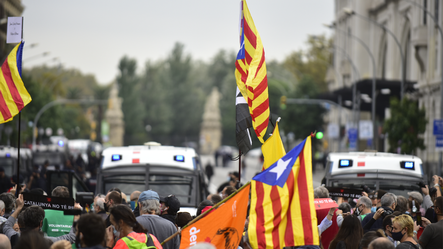 Participantes sostienen banderas independentistas en la manifestación donde han formado una cadena humana como signo de protesta por la visita del Rey a Barcelona, Catalunya, (España), a 9 de octubre de 2020. La concentración, convocada por la ANC, Òmnium