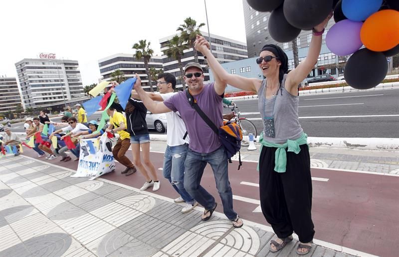 Unas cinco mil personas formaron una cadena humana en la Avenida Marítima de Las Palmas de Gran Canaria convocados por Ecologistas en Acción y la Plataforma por un Nuevo Modelo Energético para manifestar su rechazo a que se autoricen prospecciones petrolíferas en aguas cercanas a Lanzarote y Fuerteventura. EFE/Elvira Urquijo A.