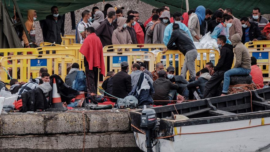 Un grupo de migrantes que permanece en el muelle de Arguineguín