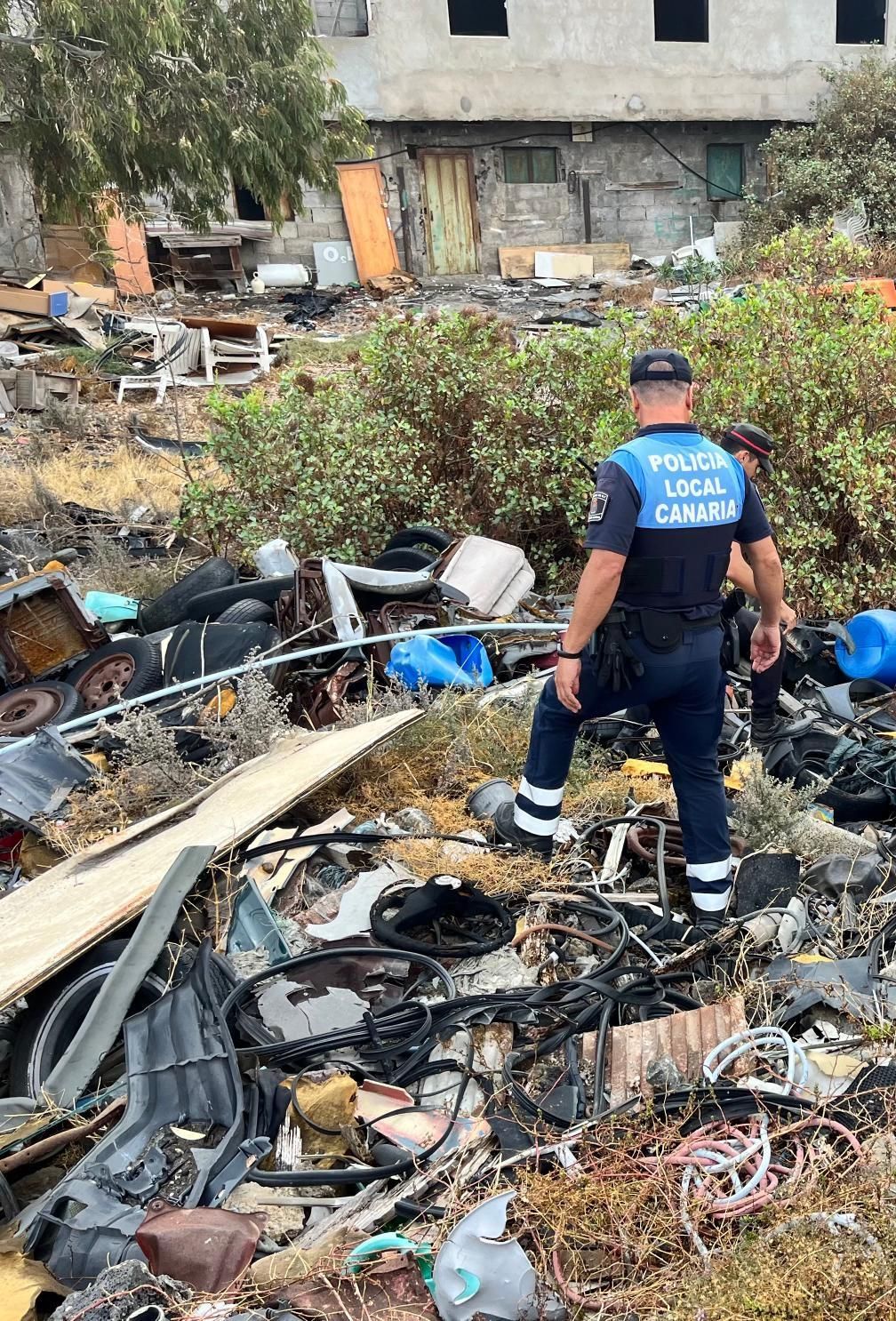 Un agente, en otro de los vertidos localizados.