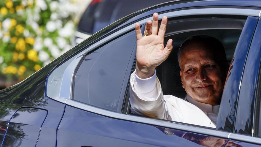 El papa León XIV sale de la Nunciatura Apostólica.