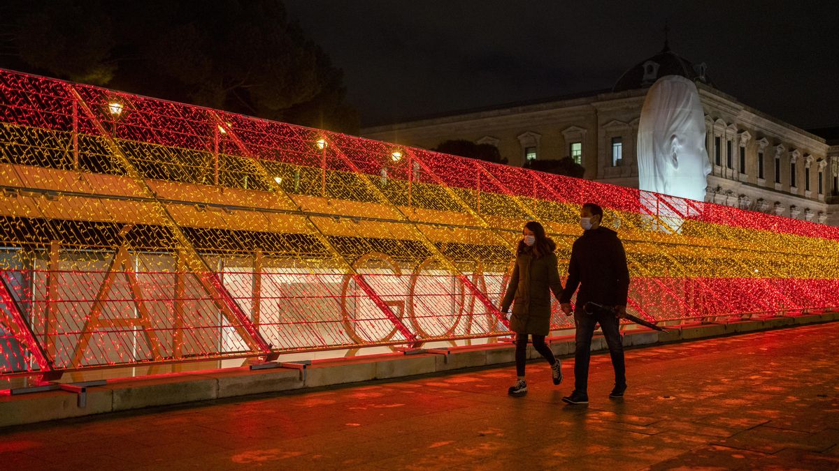 Así fue el encendido de la kilométrica bandera de España que ilumina Madrid en Navidad