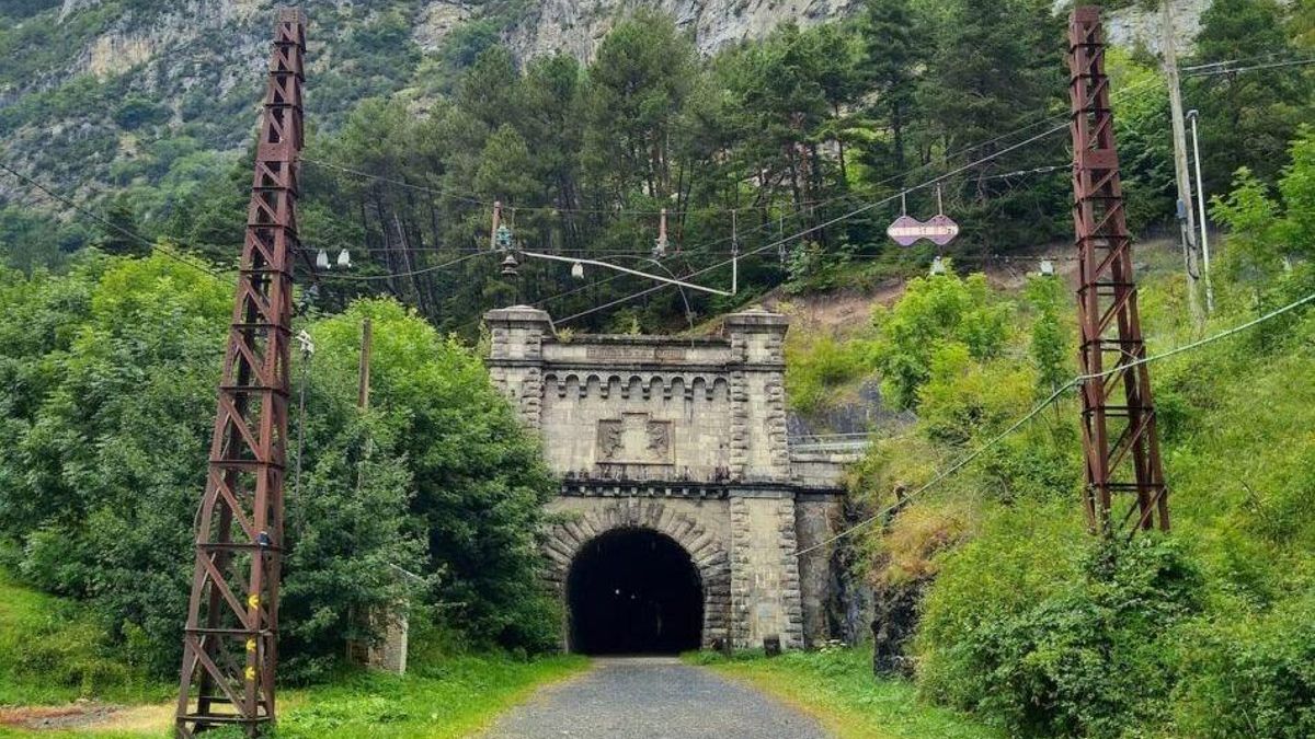 Boca del antiguo túnel ferroviario en Canfranc.