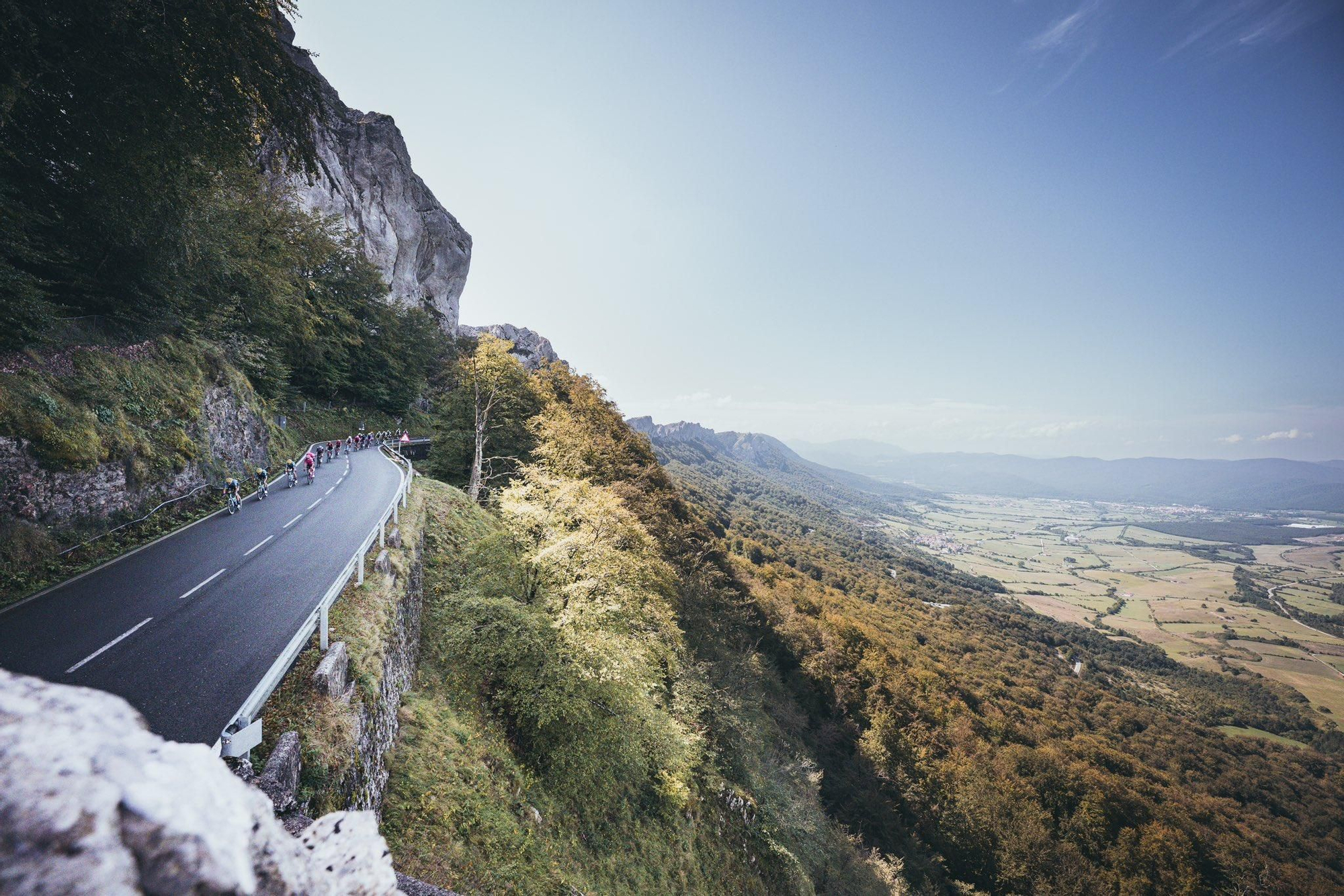Imagen del pelotón en una carretera de montaña.