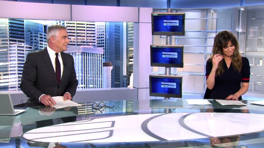 Ataque de risa de Isabel Jiménez por el "cuidadín" de David Cantero al dar una noticia en Telecinco