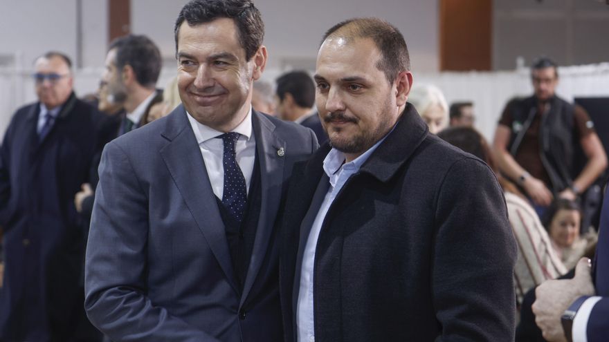 El presidente de la Junta de Andalucía Juanma Moreno (i), junto al alcalde de Adamuz Rafael Moreno.-EFE/ Salas
