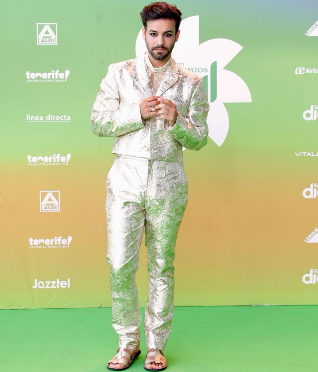 Agoney lució un total look de traje de la colección 'Reniassance', confeccionado por Maricarmen Felipe.