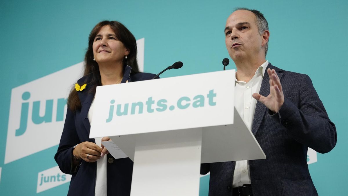 La líder de JxCat, Laura Borràs (i), y el secretario general del partido, Jordi Turull (d), ofrecen una rueda de prensa tras la votación de los militantes del partido, que han optado por salir del Govern y romper relaciones con ERC, este viernes en Barcelona.