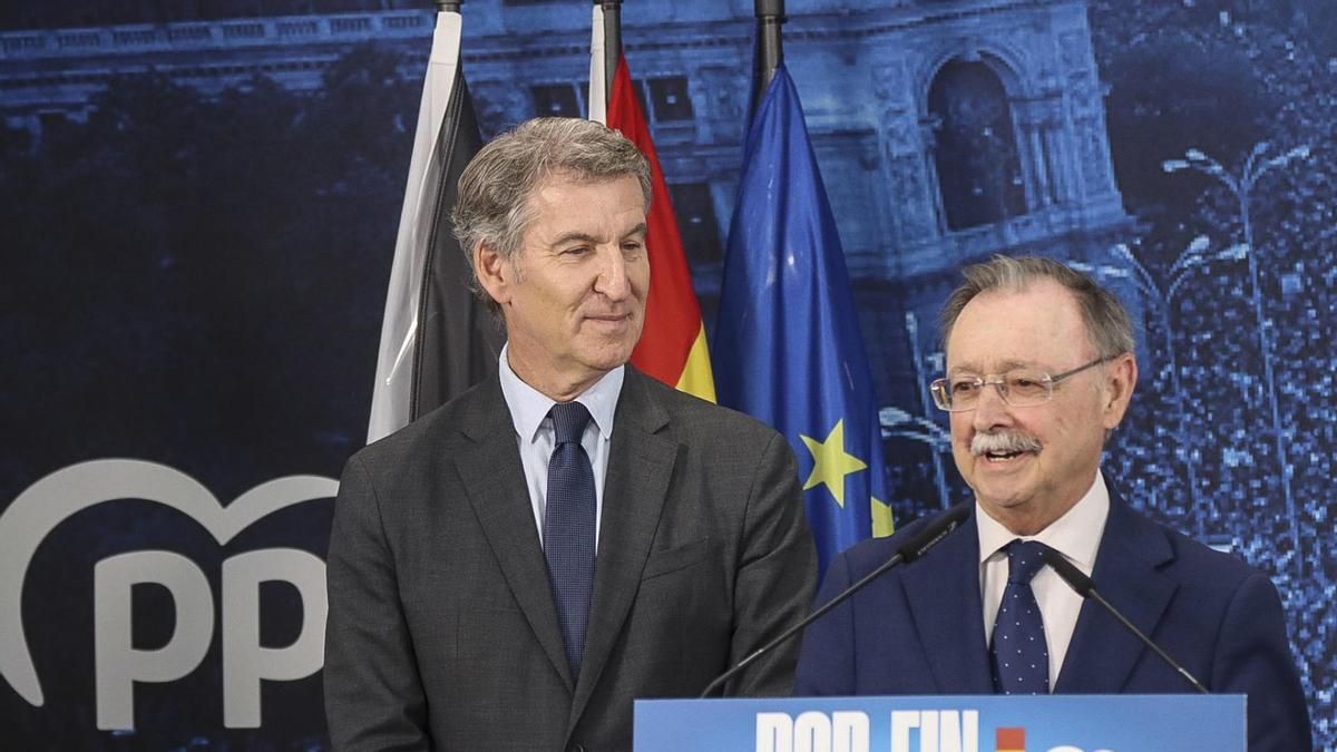 El líder del PP, Alberto Núñez Feijóo, y el presidente de Ceuta, Juan Jesús Vivas, durante un acto de precampaña este miércoles en la ciudad autónoma.