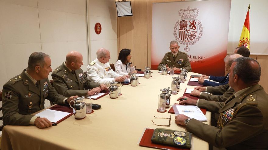 El rey y la ministra junto a autoridades militares.