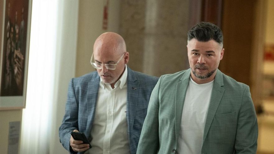 El portavoz de ERC en el Congreso, Gabriel Rufián (d), a su llegada a la Junta de Portavoces en el Congreso de los Diputados, a 16 de junio de 2026, en Madrid (España).