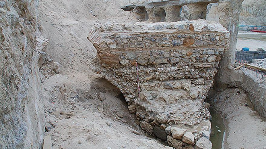 Restos arqueológicos del antiguo puente de Segovia, hallados en 2006 a 95 metros al norte del actual.