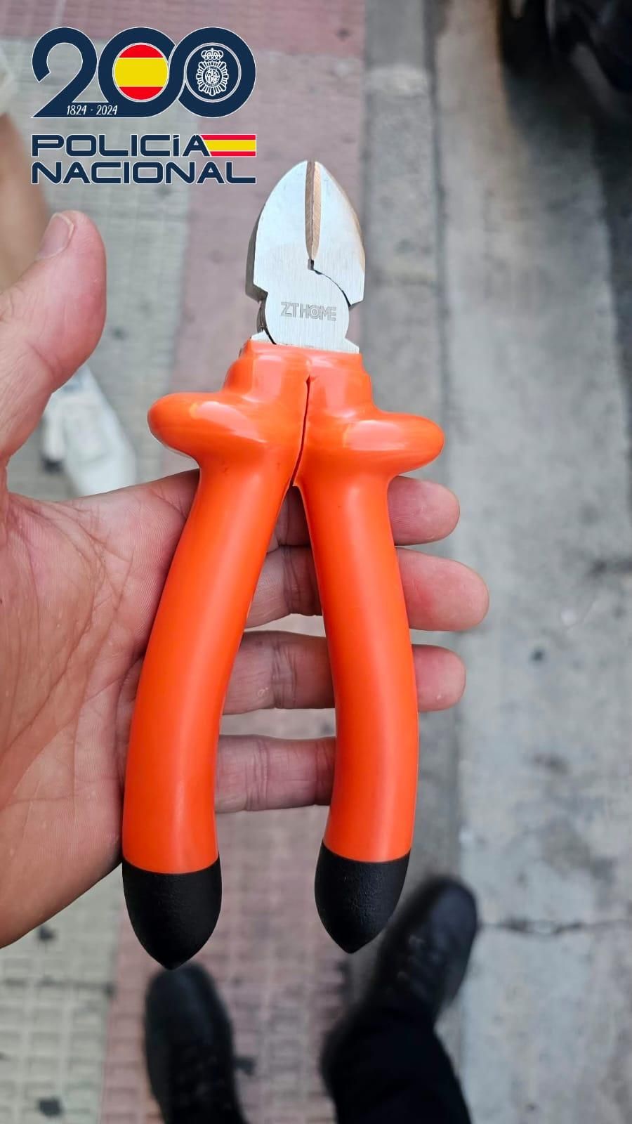 El ladrón utilizó unos alicates para el robo