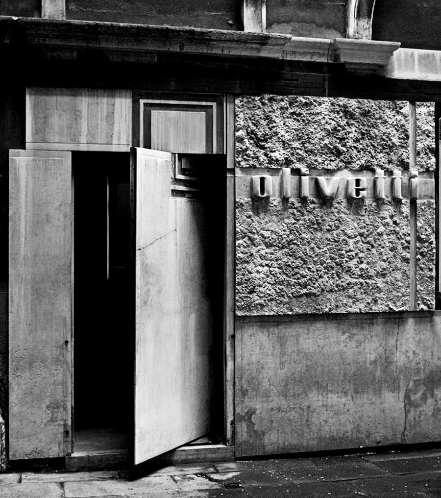 Puerta de Olivetti, en el extremo norte de la Plaza de San Marcos (Venecia). No es hoja ni bisagra, tan sólo un suspiro de la piedra, una leve mueca que duda antes de ceder.