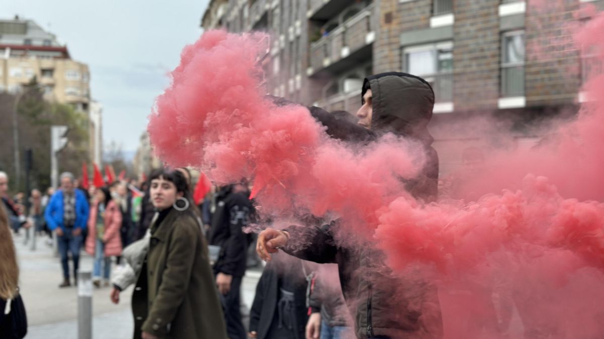 Militante con una bengala de humo durante la movilización de GKS por la tarde el 3 de marzo