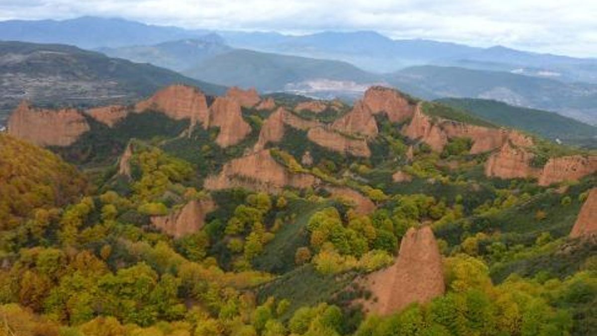 El paraje de Las Médulas, Patrimonio de la Humanidad (lo que se ve son los restos de una enorme montaña derruida).