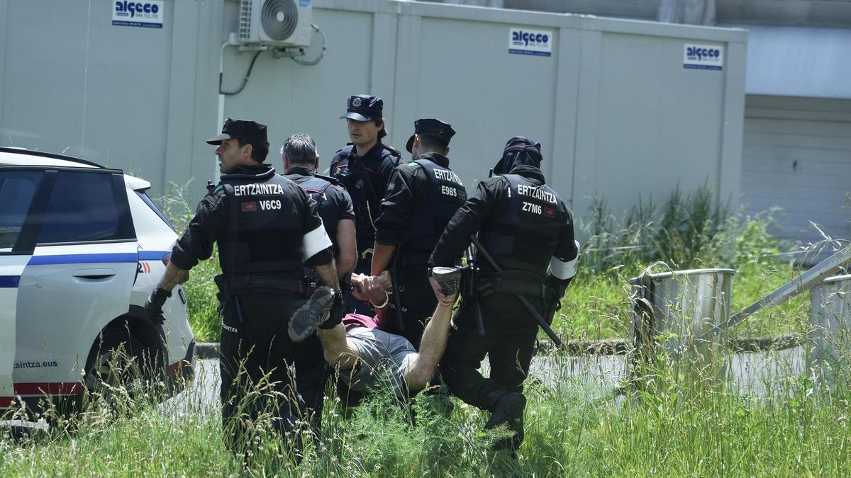 Traslado de uno de los detenidos