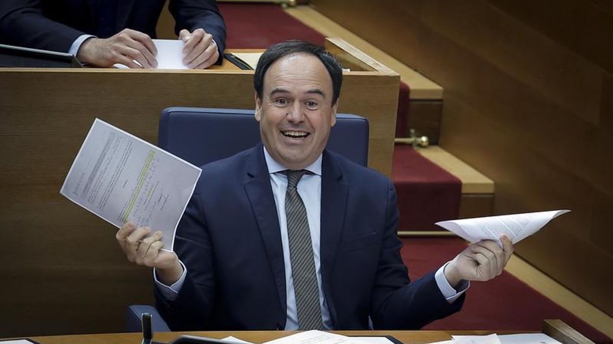 El PP aprova pujades de fins a 25.000 euros anuals a consellers i alts càrrecs mentre es planta en 2.800 euros en dos anys amb els docents