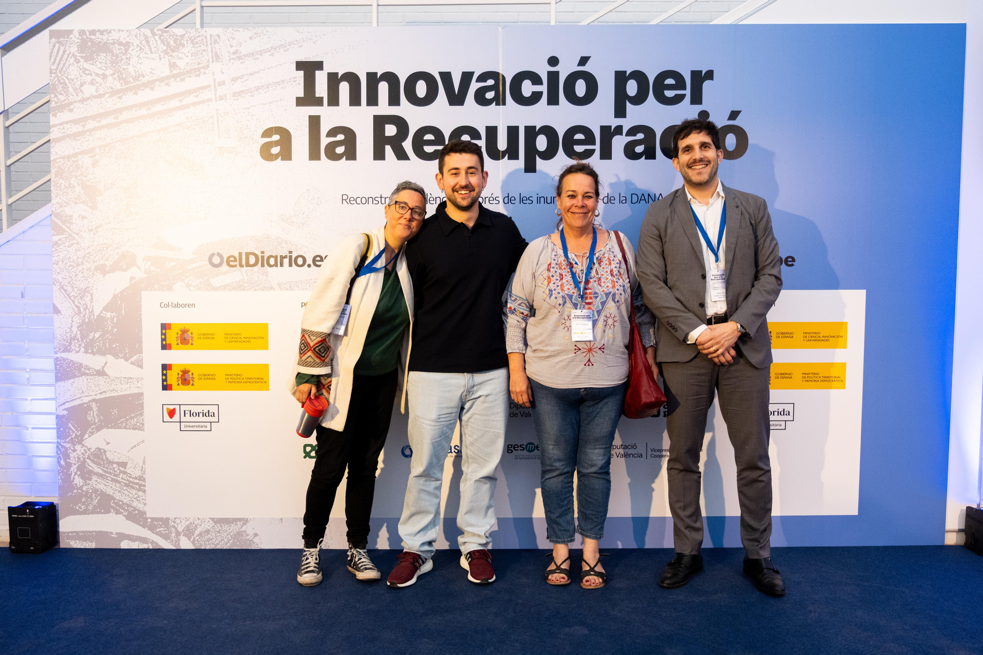 Algunos de los asistentes a la jornada 'Innovació per a la Recuperació', miembros de los Comités Locales de Emergencia y Reconstrucción, junto al director de elDiario.es en la Comunitat Valenciana, Sergi Pitarch.