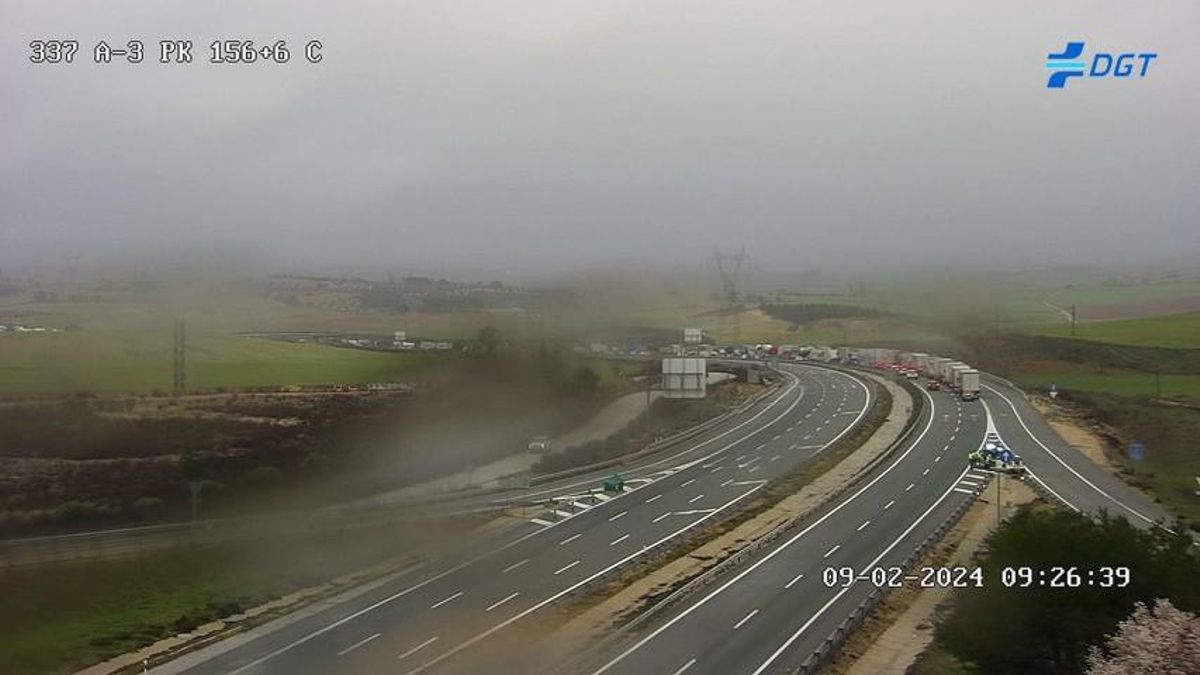 Corte de carretera provocado por agricultores en la A-3 en la provincia de Cuenca.