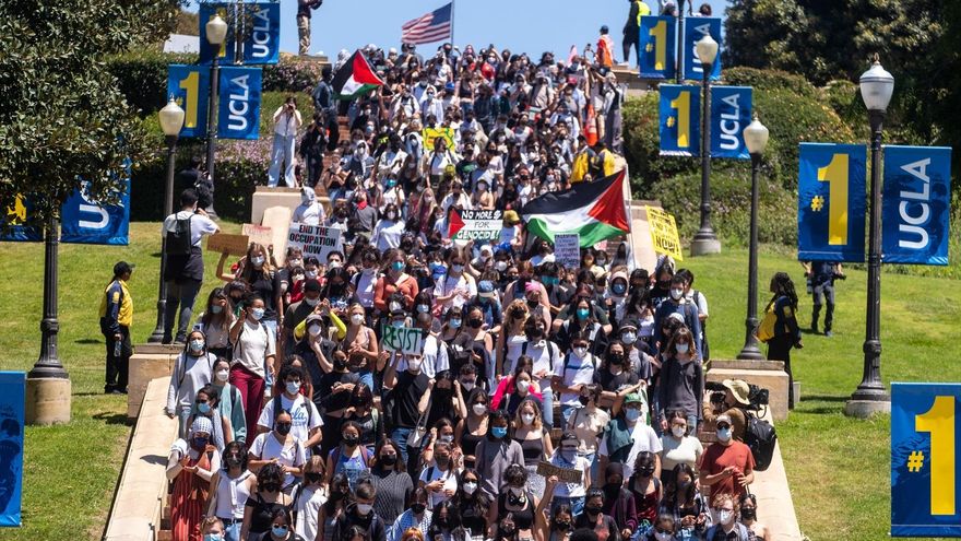 Protesta estudiantil en la Universidad de California, Los Angeles, el 29 de abril de 2024.
