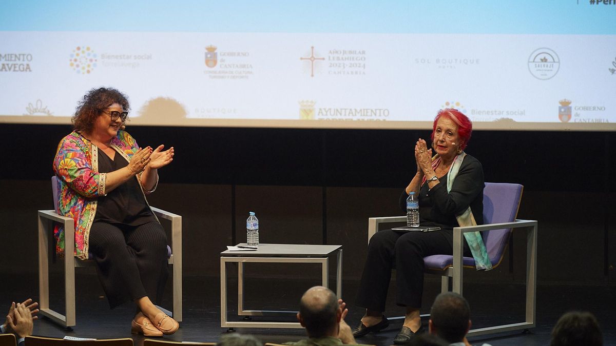 Aplausos al finalizar la intervención de la periodista Rosa María Calaf.