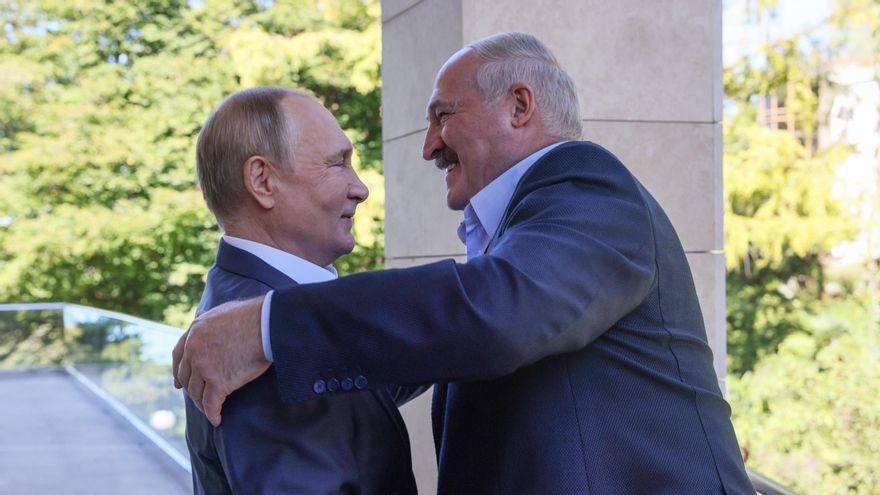 Los presidentes de Rusia, Vladimir Putin, y Bielorrusia, Alexander Lukashenko, durante su encuentro de este lunes en Sochi. EFE/EPA/GAVRIIL GRIGOROV / SPUTNIK / KREMLIN POOL